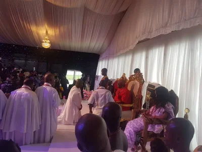 oshiomole-kneels-in-front-of-oba-benin.jpg