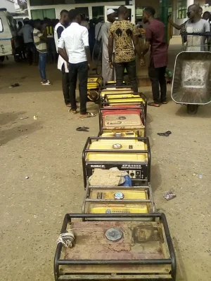 Nigerians Queue For Fuel With Their Generator Sets In Lagos (Photos) – Nairaland