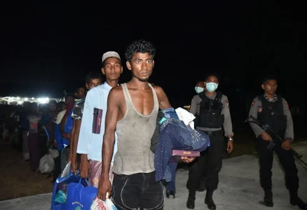 muslims fleeing myanmar.jpg muslims fleeing myanmar.jpg