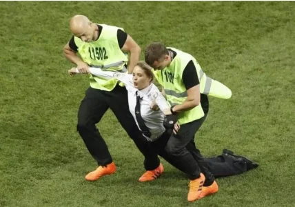 Boston-Globe-A woman was dragged away by stewards.JPG Boston-Globe-A woman was dragged away by stewards.JPG
