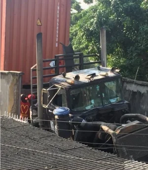trailer-loses-control-crashes-into-compound-in-lagos-photos.jpg trailer-loses-control-crashes-into-compound-in-lagos-photos.jpg
