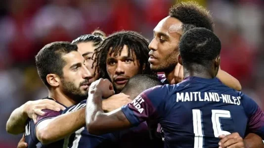 Aubameyang-mobbed-vs-Lazio.jpg