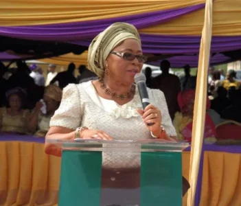 NOBLE-LADY-VALERIE-EBE.jpg NOBLE-LADY-VALERIE-EBE.jpg