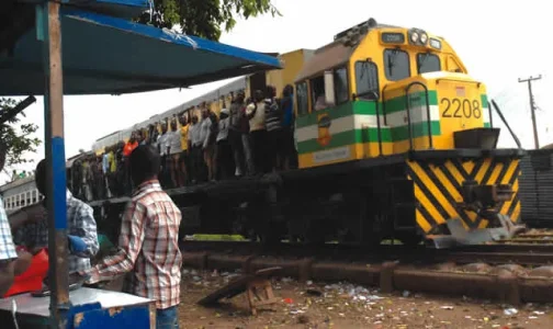 Passengers-hang-on-a-train-moving-through-Agbado-Ogun-State1.jpg Passengers-hang-on-a-train-moving-through-Agbado-Ogun-State1.jpg
