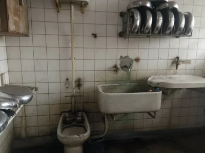 luth-toilet.jpg luth-toilet.jpg