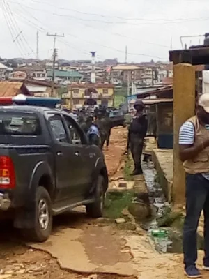 Premium Times Nigeria-Road leading to polling Unit.jpg Premium Times Nigeria-Road leading to polling Unit.jpg