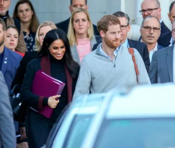 1_NO-MAIL-ONLINE-Prince-Harry-and-Meghan-Markle-The-Duke-and-Duchess-of-Sussex-arrive-at-Sydne...jpg 1_NO-MAIL-ONLINE-Prince-Harry-and-Meghan-Markle-The-Duke-and-Duchess-of-Sussex-arrive-at-Sydne...jpg