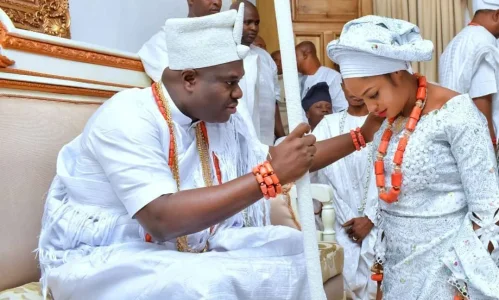 The Ooni of Ife and his new wife.jpg The Ooni of Ife and his new wife.jpg