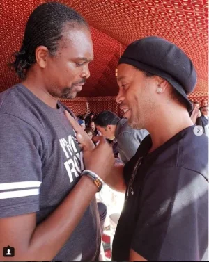 Kanu and Ronaldinho.JPG Kanu and Ronaldinho.JPG