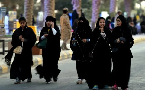 saudi-women-robes.jpg saudi-women-robes.jpg