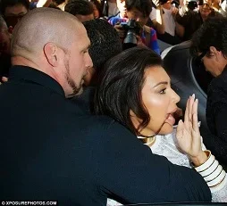 Kim Kardashian rescued by her bodyguard 3.jpg Kim Kardashian rescued by her bodyguard 3.jpg