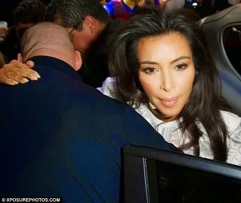 Kim Kardashian rescued by her bodyguard 4.jpg Kim Kardashian rescued by her bodyguard 4.jpg