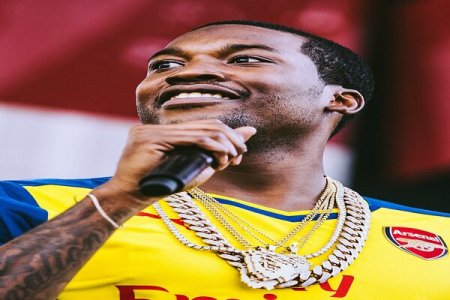 Social Media Reacts as American Rapper Meek Mill Poses Ignorant Question About Nigerian Music