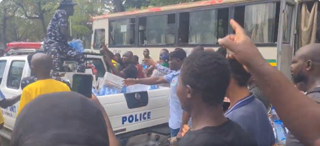 [Video]Hardship and Insecurity in Nigeria: Police, Protesters and Pure Water Combined in Peaceful March