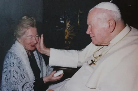 popeFrancisandWoman.jpg popeFrancisandWoman.jpg