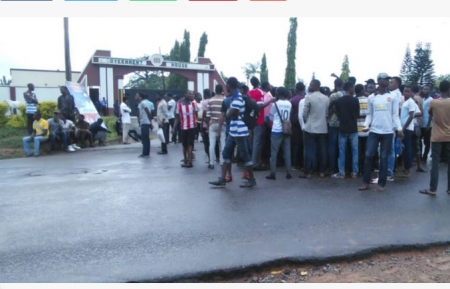 LAUTECH Students Protest At Govt House To Celebrate Aregbesola's Birthday