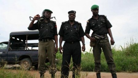 Nigerian-Police-with-gun-777x437.jpg