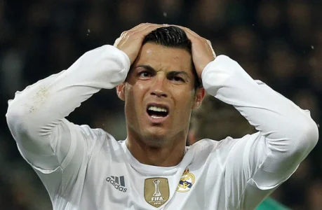 ronaldo holding head.jpg ronaldo holding head.jpg